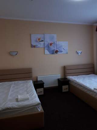 Отель Орхідея Romny Улучшенный двухместный номер с 2 двуспальными кроватями-5